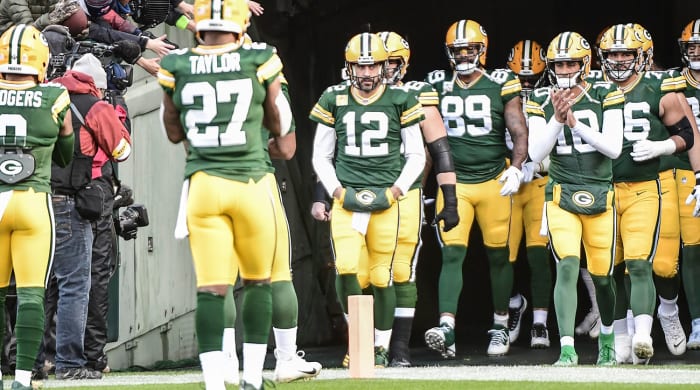 aaron-rodgers-returns-packers-teammates